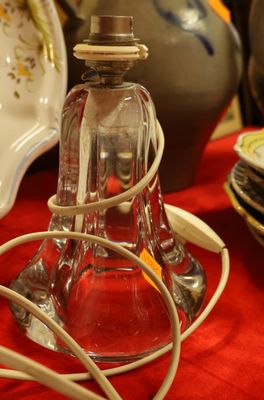 une bouteille en verre à laquelle est attachée une ficelle, posée sur une table