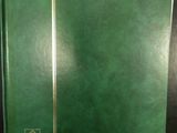 un livre vert sur lequel est collé un autocollant, posé sur une table