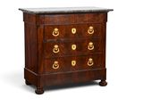 une commode ancienne avec un plateau en marbre
