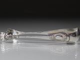 une cuillère en argent ornée d'une fleur, posée sur une table