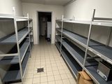 une longue rangée de lits superposés dans une chambre