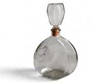 une image représentant une bouteille en verre transparent munie d'un bouchon métallique