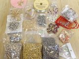 de nombreux types de perles et de perles sur la table