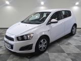 la voiture blanche est garée dans la pièce au sol en damier