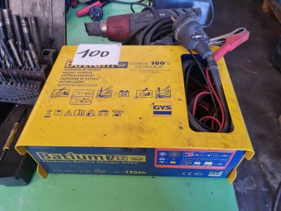 une boîte à outils posée sur une table à côté d'une machine