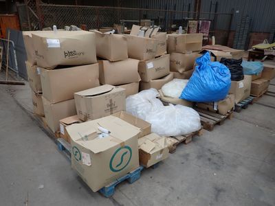 une pile de boîtes sur une palette dans un entrepôt