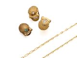 deux paires de boucles d'oreilles en coquillage et chaîne plaquées or, une paire de boucles d'oreilles en coquillage et chaîne plaquées or et une paire de boucles d'oreilles en coquillage plaquées or