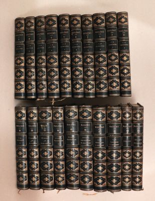 Les livres sont empilés sur une étagère dans un coin de la pièce.