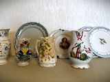 de nombreux types de vases et d'assiettes sur la table
