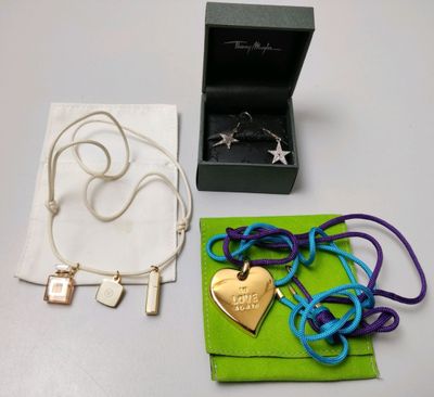 Lot de 3 bijoux relatifs à l'univers de la parfumerie THIERR… - Photo 1