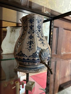 un vase exposé dans une vitrine