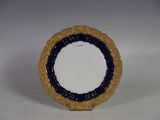 une petite assiette ornée d'une bordure bleue
