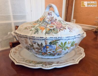 Soupière en faïence sur son plateau H : 25 cm