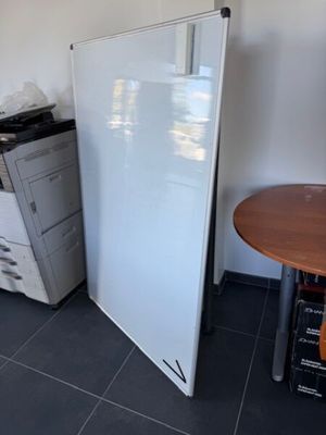 un réfrigérateur à côté d'une petite table dans une cuisine