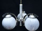une lampe suspendue au plafond de la pièce
