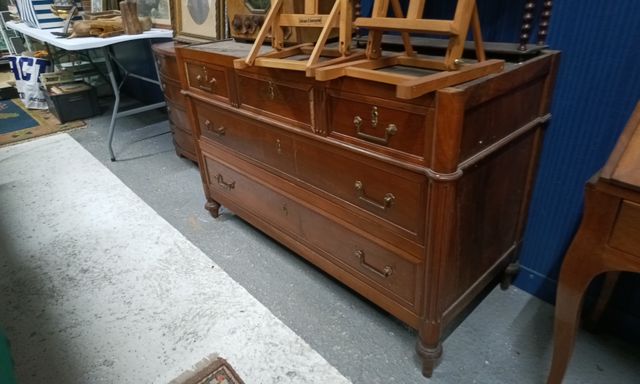 Commode de style Louis XVI ouvrant à 5 tiroirs. Manque le marbre ...