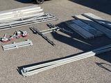 un grand nombre d'outils posés sur le sol
