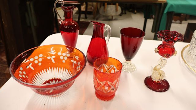 Gobelet et bol en cristal de bohème, chandelier deux petits piche...