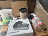 une boîte d'objets posés sur une table