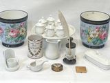 un grand nombre d'objets posés sur une table
