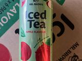 une canette de thé glacé posée sur une boîte