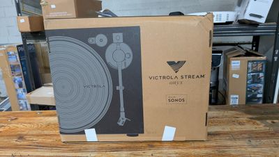 une boîte sur laquelle est posé un disque, posée sur une table
