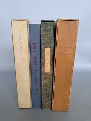 trois livres sont empilés sur une table
