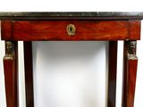 une petite table avec un plateau en marbre