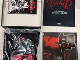 une boîte sur laquelle figure l'image d'une personne tenant un couteau