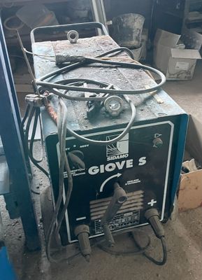 une machine posée sur le sol dans le garage