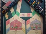 une photo d'un jeu de société avec de nombreux morceaux de papier