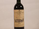 une bouteille de vin posée sur une table
