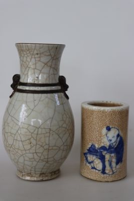 deux vases posés l'un à côté de l'autre sur une table