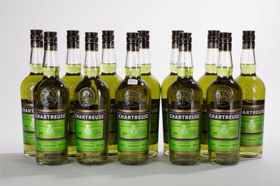 six bouteilles de liqueur de thé vert sont alignées en rang