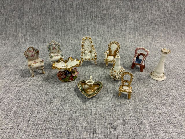 Dix objets de vitrine en porcelaine : six chaises, vase, flambeau