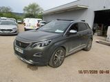 une photo d'une voiture grise garée devant un immeuble