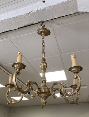 un lustre suspendu au plafond
