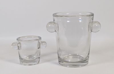 deux vases en verre transparent munis d'anses, placés l'un à côté de l'autre