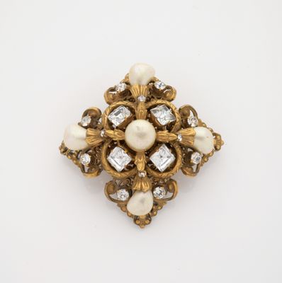 a close up of a brooch with pearls and diamonds