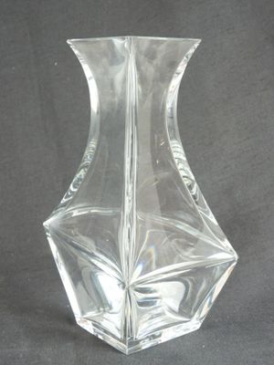 un vase en verre transparent posé sur une table
