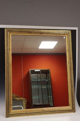 Grande glace à décor de frise à décor géométrique H.