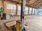 une photo d'un homme travaillant sur une machine dans un bâtiment