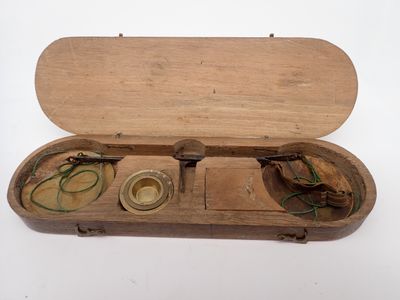 une boîte en bois contenant une paire de ciseaux