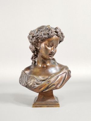 un gros plan sur un buste en bronze représentant une femme, posé sur un socle