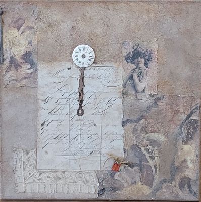 une photo d'une horloge accrochée au mur d'un immeuble