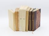 plusieurs livres sont empilés sur une surface blanche