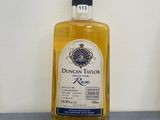 une bouteille de rhum posée sur un comptoir à côté d'une bouteille d'alcool