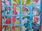 une photo d'une écharpe sur laquelle figurent une girafe et des zèbres
