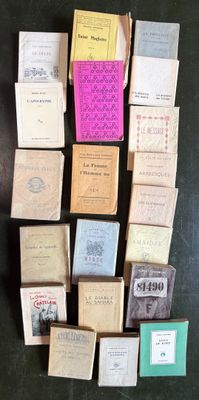 un grand nombre de livres empilés les uns sur les autres