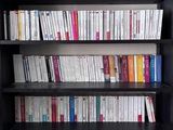 une étagère contenant de nombreux livres dans une pièce